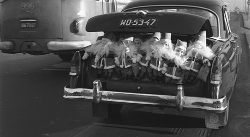 Warszawa, 1967 - ruch uliczny na moście Śląsko-Dąbrowskim. Nz. w bagażniku samochodu marki Wołga M21 wyroby Spółdzielni Pracy Zabawek Spad.