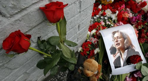 Kwiaty w Moskwie, w miejscu, gdzie została zastrzelona Anna Politkowska