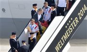 Kapitan reprezentacji Niemiec, Philipp Lahm, z pucharem mistrzostw świata
