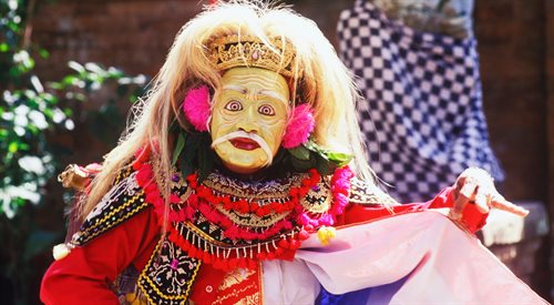 Indonezja to kraj multikulturowy. Na zdjęciu tancerz podczas tradycyjnej uroczystości na wyspie Bali