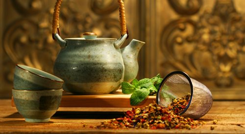 Ojczyzną herbaty są Chiny. W północnych prowincjach tego kraju nazwa krzewu herbacianego brzmiała bardziej jak cza, na południu bardziej jak ta. W polskiej nazwie zapisał się kierunek, z którego herbata przybyła do naszego kraju