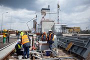 Trwa budowa nowej osłony na reaktorem czarnobylskim, 22 kwietnia 2016.  Powstaje też skład na zużyte paliwo jądrowe. Budowany przez amerykańską firma Holtec Int. nowy skład ma działać od 2017 roku przez 