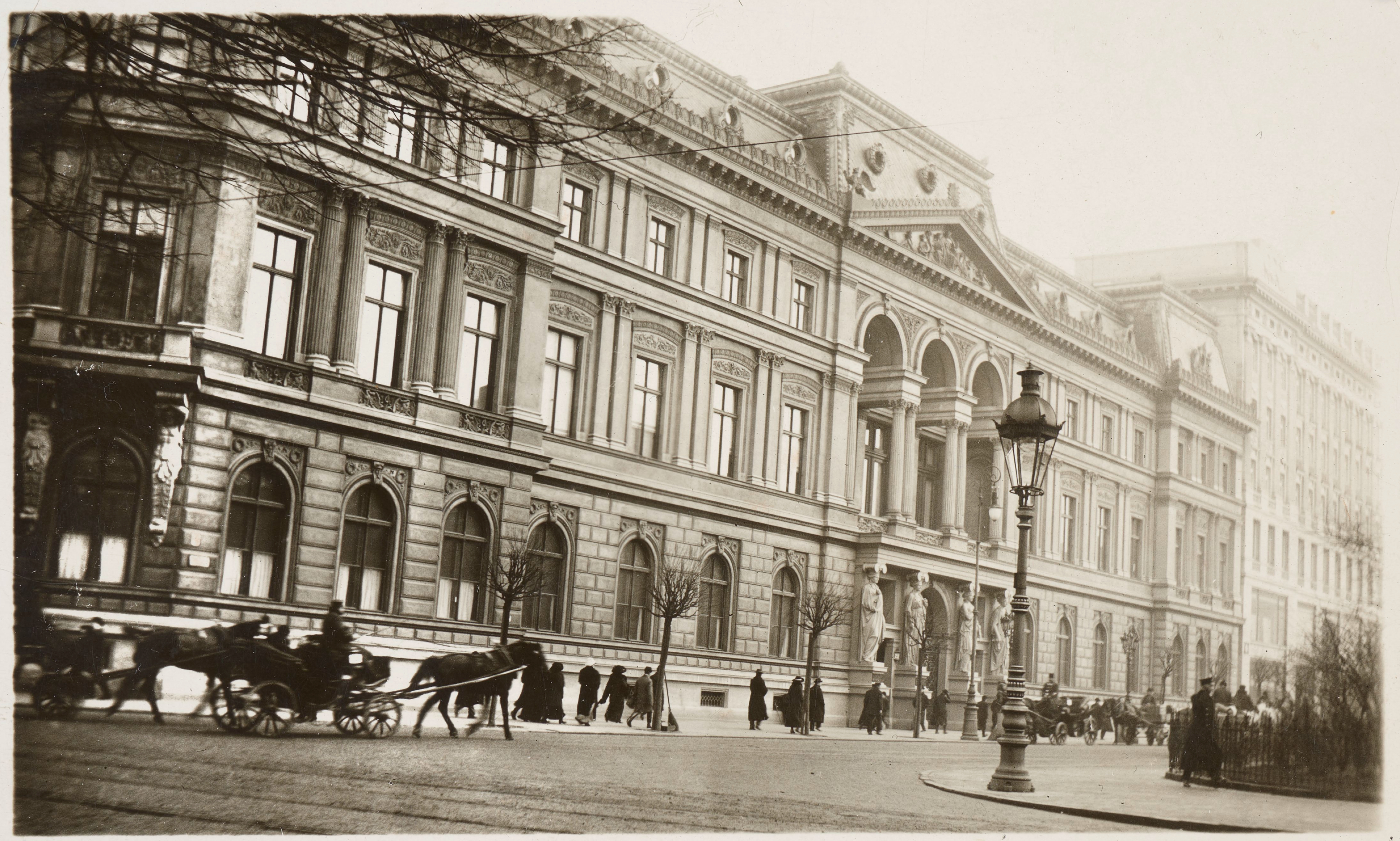 Fasada frontowa pałacu Kronenberga na fotografii z początku XX wieku. Foto: Polona