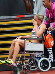  Isabelle Pedersen (Norwegia) opuściła stadion na wózku po swoim biegu półfinałowym na 100 metrów przez płotki