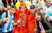 Przed pierwszym gwizdkiem półfinałowego starcia Holandii i Argentyny wspólnie świętowali