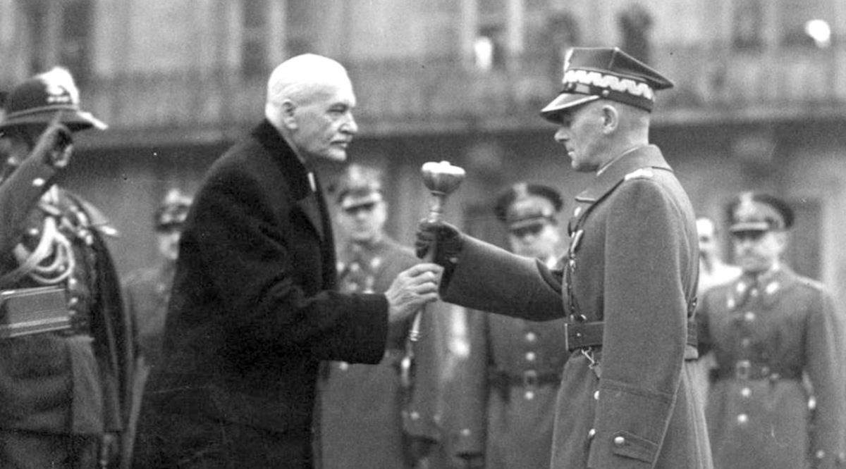 Prezydent Mościcki wręcza buławę marszałkowską Edwardowi Rydzowi-Śmigłemu 10 listopada 1936 1200.jpg