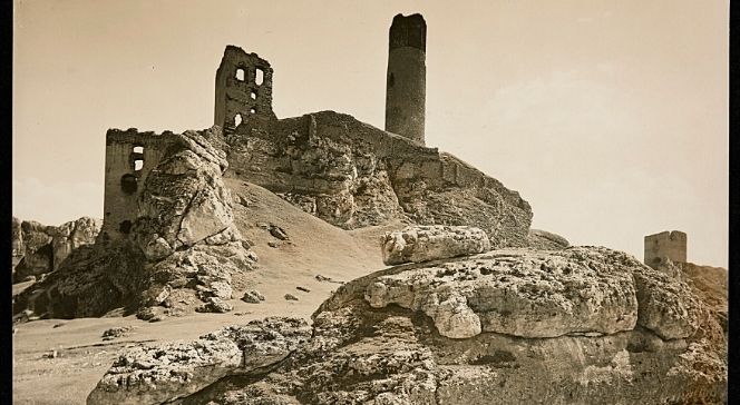 Ruiny zamku w Olsztynie na zdjęciu sprzed 1939 roku. Autor: Henryk Poddębski. Źródło: Polona/Domena publiczna
