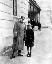 Józef Piłsudski ze swoją starszą córką Wandą na spacerze. Krynica, styczeń 1928