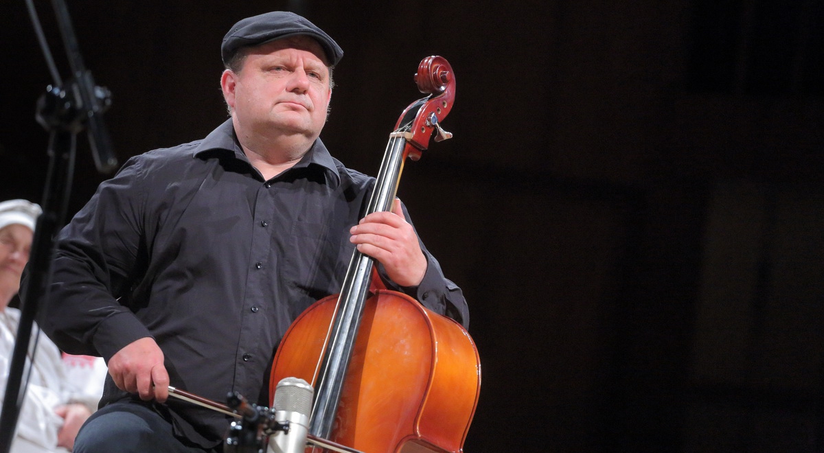 Jarosław Mazur podczas występu kapeli Kocirba na scenie festiwalu Nowa Tradycja