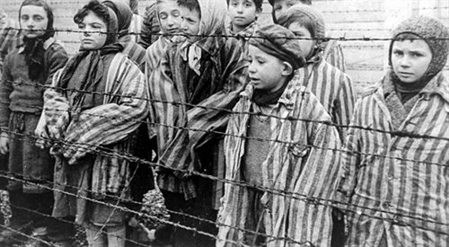 Dzieci w obozie koncentracyjnym. Kadr z filmu sowieckiego dokumentującego wyzwolenie obozu Auschwitz