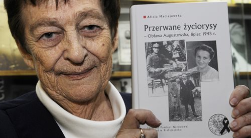 Alicja Maciejowska prezentuje książkę z reportażami Polskiego Radia Przerwane życiorysy - Obława Augustowska, lipiec 1945