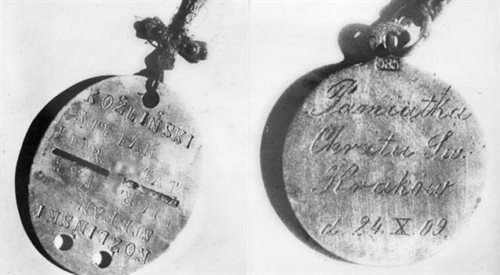 Nieśmiertelnik i medalik chrzcielny znalezione w masowym grobie w Katyniu