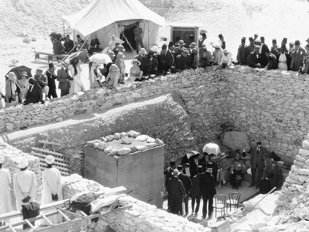 Tłum turystów przed wejściem do grobowca Tutanchamona w lutym 1923 roku, gdy obiekt został udostępniony zwiedzającym. Fot. National Geographic/domena publiczna