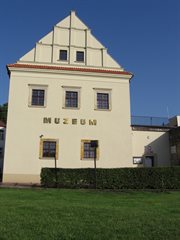Muzeum Ziemi Wieluńskiej mieści się w dawnym klasztorze sióstr bernardynek pochodzącym z XVII wieku