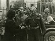 Polscy żołnierze po przyjeździe do włoskiej miejscowości. Włochy, 1944-1945