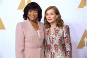 Szefowa Amerykańskiej Akademii Filmowej Cheryl Boone Isaacs i nominowana do Oscara 
Isabelle Huppert 