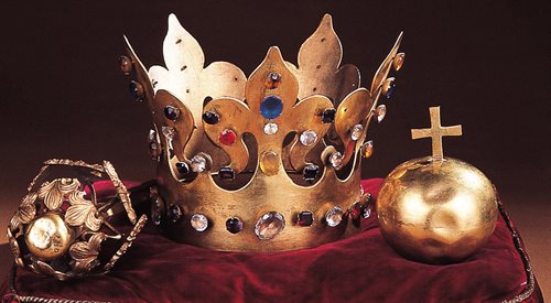 Korona, berło, jabłko królewskie - kopie insygniów króla Kazimierza Wielkiego, wykonane w 1869 r. W zbiorach skarbca katedralnego na Wawelu.