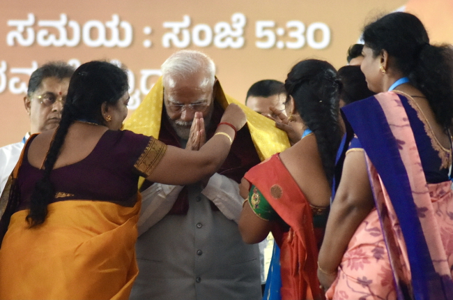 Premier Narendra Modi podczas wiecu partii BJP. PAP/EPA/JAGADEESH NV 