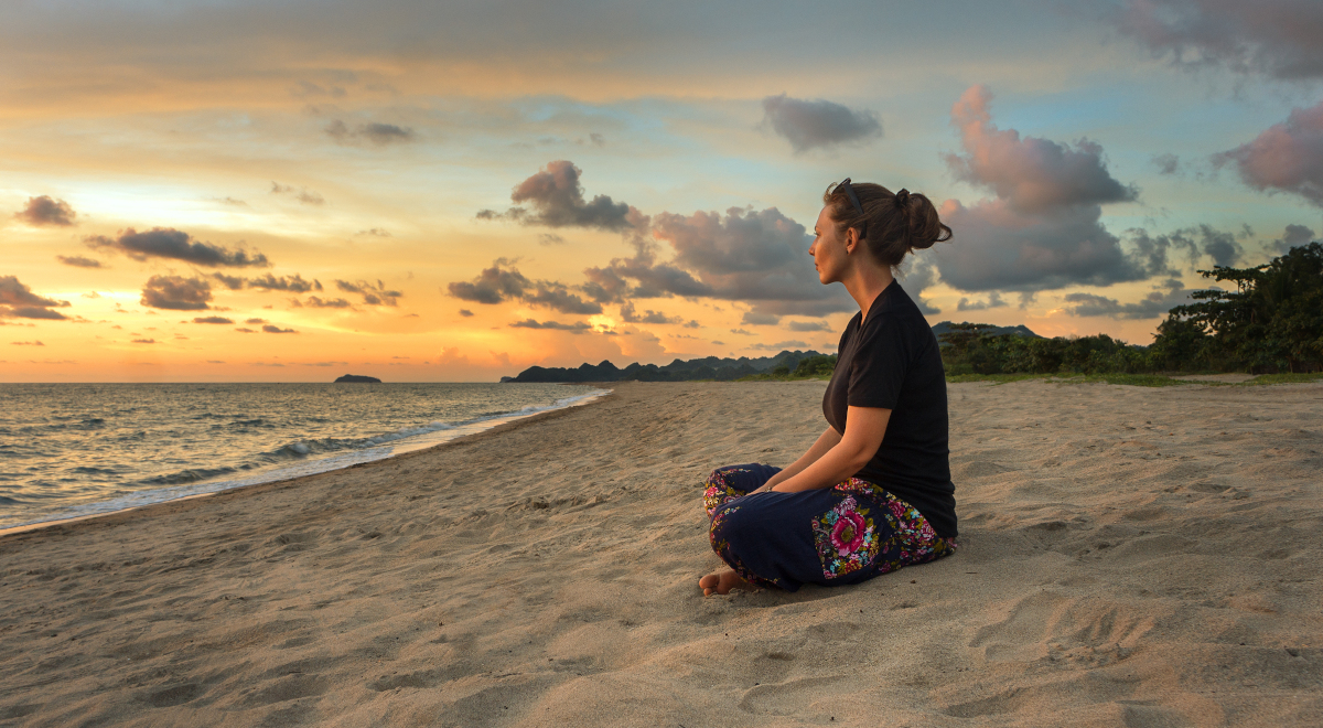 relaks medytacja plaża odpoczynek kobieta 1200.jpg
