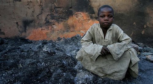 Chłopiec z miejscowości Birao, położonej na północy Republiki Środkowoafrykańskiej, spalonej w 2007 roku w czasie wojny domowej.