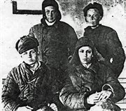 Ryszard Otto (stoi pierwszy z lewej) z trzema Polakami w obłasti swierdłowskiej, 1940