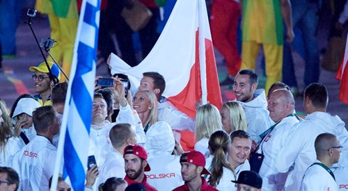 Reprezentanci Polski z biało-czerwoną flagą podczas ceremonii zamknięcia igrzysk na stadionie Maracana w Rio de Janeiro