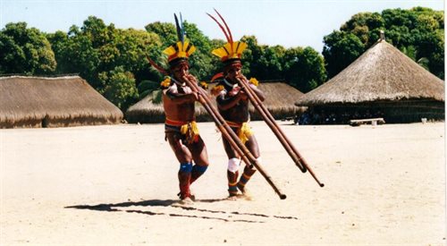 Indianie z rezerwatu Xingu grają na tradycyjnych fletach