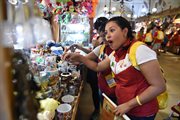 Pielgrzymi z Meksyku, uczestnicy ŚDM kupują pamiątki w Sukiennicach na Rynku Głównym w Krakowie