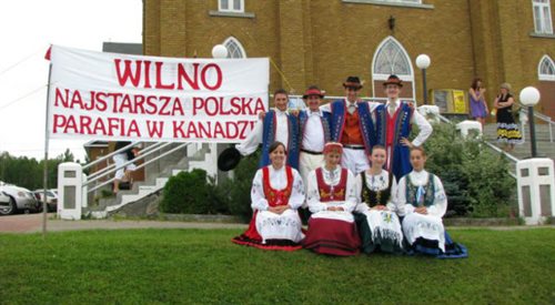 Tancerze ludowi w Wilnie w Kanadzie na tle najstarszej polskie parafii. (3..07.2008). Fot. Wikimedia Commonscc