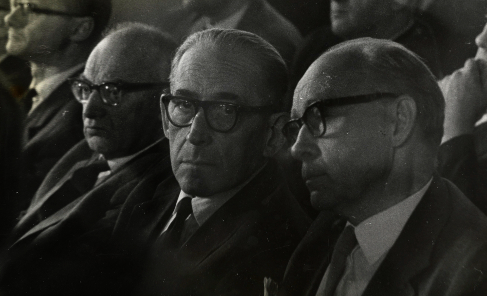 Jan Brzechwa (drugi od prawej) na zdjęciu z lat 50. lub 60. Fot. Polona.pl
