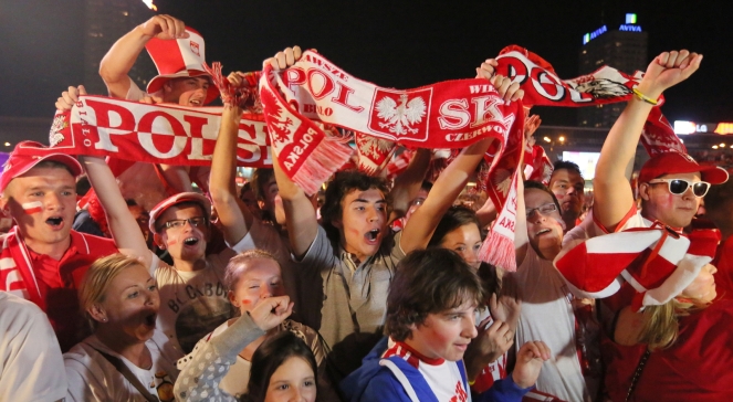 Radość polskich kibiców w Strefie Kibica w Warszawie, podczas meczu piłkarskich mistrzostwa Europy - Euro 2012: Polska - Rosja