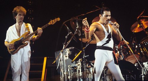 Zespół utworzyli w 1970 roku w Londynie Brian May, Roger Taylor i Freddie Mercury. Basista John Deacon dołączył do Queen rok późnie.