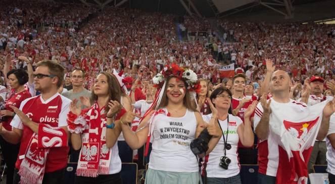 Kibice reprezentacji Polski w Atlas Arenie podczas meczu grupy E mistrzostw świata siatkarzy Polska - Francja, w Łodzi