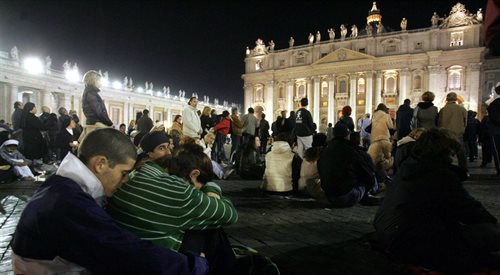 Watykan, 02.04.2005 r. Wierni modlą się na Placu św. Piotra w Watykanie wieczorem na wieść o śmierci papieża Jana Pawła II.