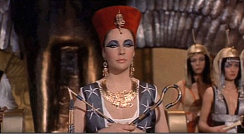 Scena z filmu Josepha Mankiewicza Kleopatra (1963). Elizabeth Taylor w roli królowej Kleopatry. Wikimedia Commonsdp