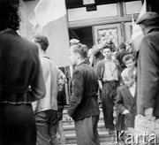 Manifestanci na schodach przed wejściem do Domu Partii. Fotografie wykonane przez funkcjonariuszy UB w celu identyfikacji manifestantów. Poznań, czerwiec 1956 