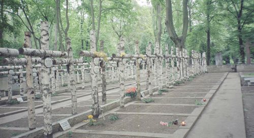 Groby żołnierzy Armii Krajowej na cmentarzu powązkowskim. Tu spoczywają Zdzisława Bytnar i jej syn Jan Bytnar Rudy.  fot. Grażyna Rutkowska źr. NAC
