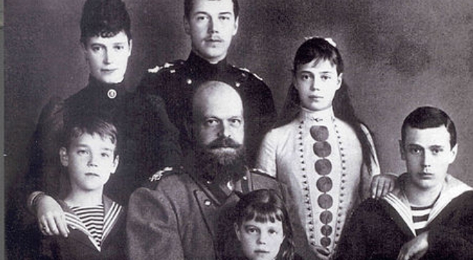 Rodzina Romanowów. W środku car Mikołaj II, autor. Siergiej Lwowicz Lewickij, źr. Wikimedia Commons/dp