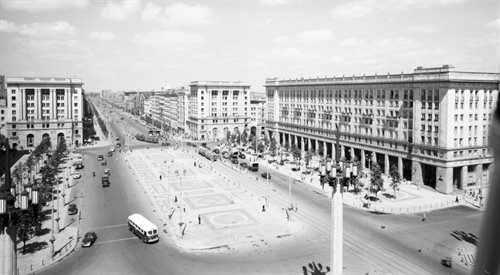Plac Konstytucji w Warszawie zbudowany w stylu socrealistycznym. Pierwsza połowa lat 50. XX wieku