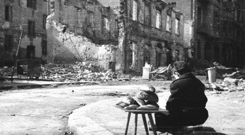Warszawa, marzec 1945 r. Życie codzienne w zrujnowanej podczas II wojny światowej stolicy.