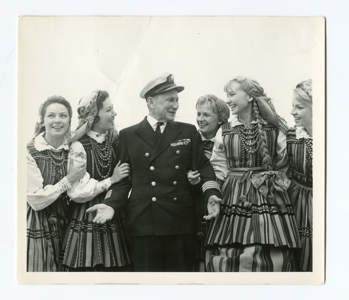 Kapitan Tadeusz Meissner z aktorką Elżbietą Czyżewską i artystkami z zespołu „Mazowsze” na pokładzie m/s „Batorego”, 1963 r. (zdjęcie z kolekcji Floriana Staszewskiego)