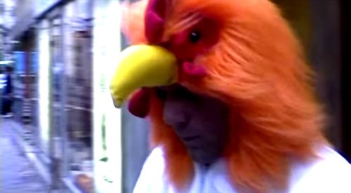 Rmi Gaillard w stroju kurczaka podczas nagrywania jednego ze swoich niestrasznych pranków