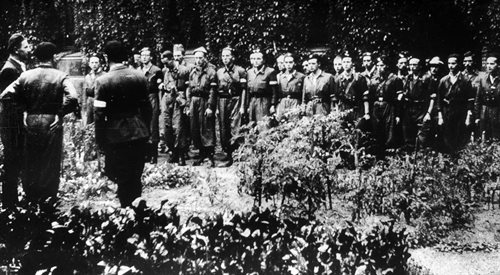 Powstanie Warszawskie - odprawa powstańców w ogrodzie Politechniki Warszawskiej, sierpień 1944