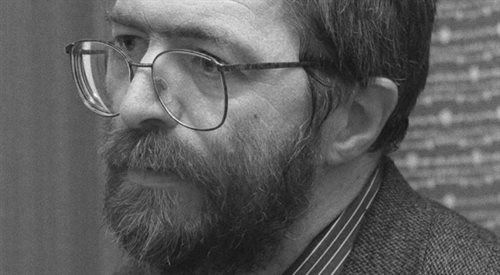 Na zdjęciu archiwalnym z dnia 12.11.1996 r. poeta, krytyk literacki, tłumacz poezji, jeden z najważniejszych twórców Nowej Fali, działacz KOR-u Stanisław Barańczak