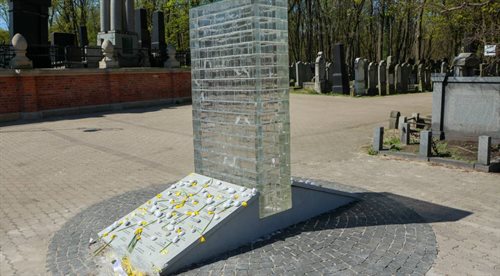 Pomnik Oneg Szabat na Cmentarzu Żydowskim przy Okopowej w Warszawie