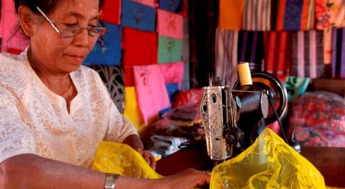 W przemyśle odzieżowym w samej Azji zatrudnionych jest ponad 15 milionów ludzi. Większość z nich zarabia płacę minimalną stanowiącą 13 wynagrodzenia pozwalającego na godne życie.