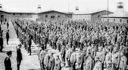 Więźniowie podczas apelu w niemieckim nazistowskim obozie koncentracyjnym Dachau, 1940 r.
