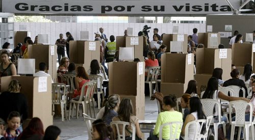 Uczestnicy referendum w Medellin w Kolumbii.