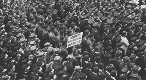Przedstawiciele różnych organizacji przed pomnikiem legionistów śląskich. Widoczna tablica z hasłem Żądamy całego Śląska Cieszyńskiego dla Polski (1935)