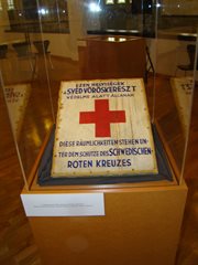 Podczas wojny tablica Szwedzkiego Czerwonego Krzyża zapewniła ochronę Domu Dziecka w Budzie (Budapeszt)